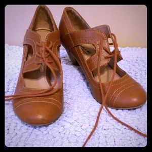 Tan lace up small high heel shoes